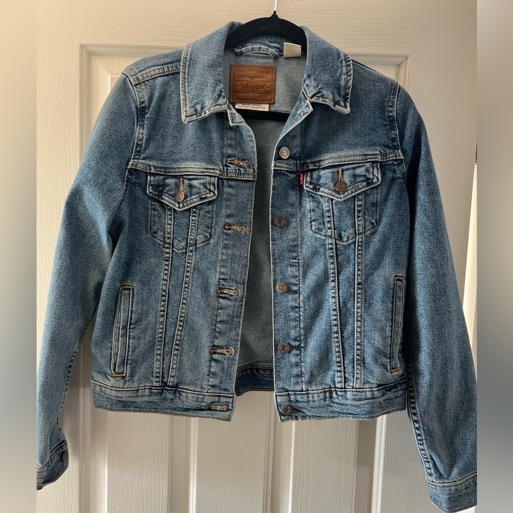 Premium Original Trucker Levi’s Jean jacket, Levi’s premium denim. Womens Size M